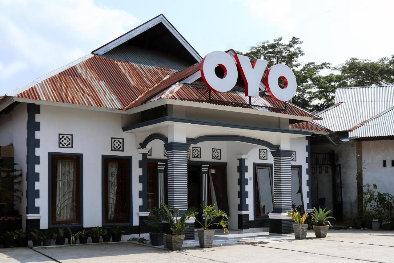 OYO 956 Penginapan Eby Hotel Padang  Bagian luar foto