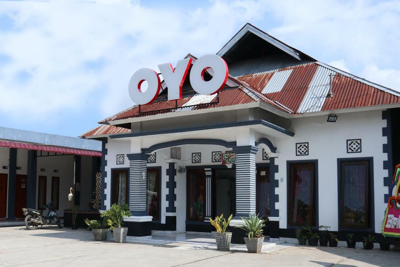OYO 956 Penginapan Eby Hotel Padang  Bagian luar foto